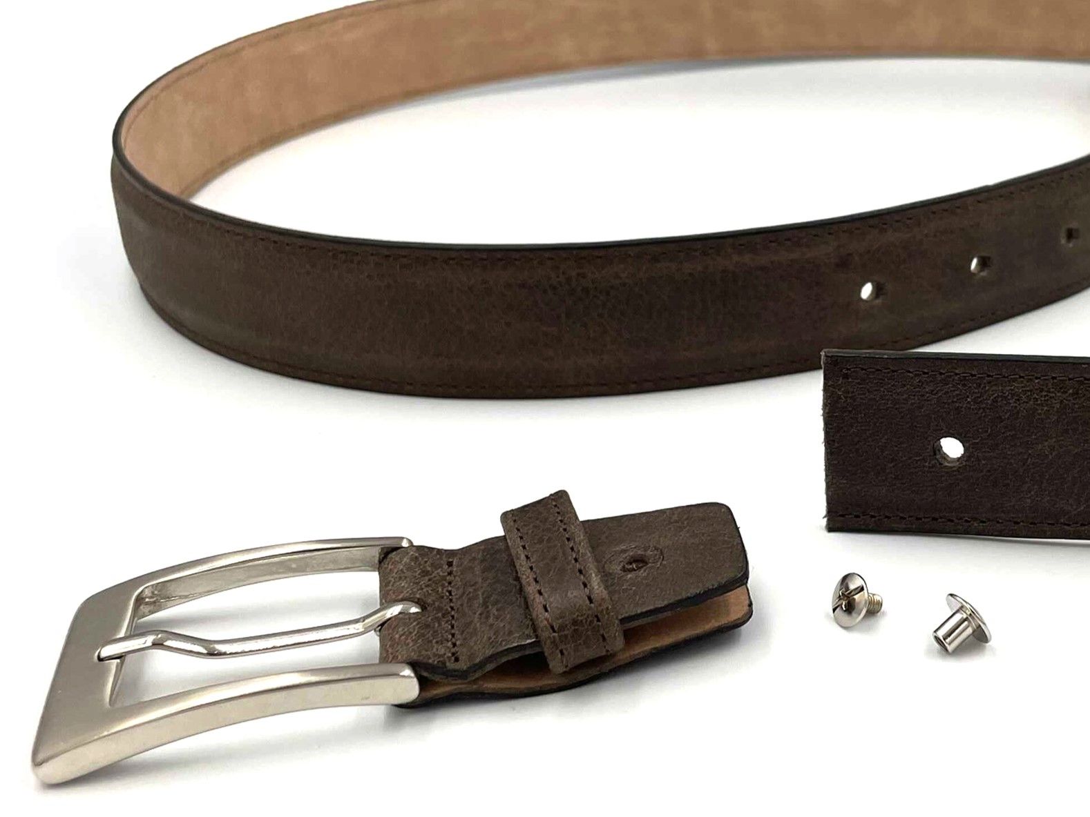 Ceinture marron chocolat réglable casual chic pour hommes en cuir pleine fleur grainé surpiquée 